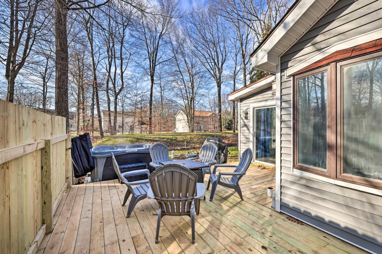 Cozy With Private Hot Tub! Tobyhanna